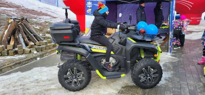 Policja na nartach pilnuje porządku w ośrodku PKL Jaworzyna Krynicka