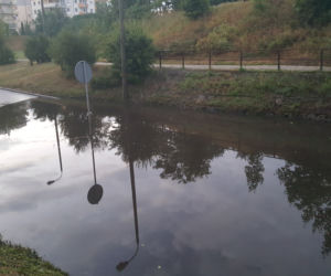 Ulewa w Bydgoszczy. Woda zalała ul. Brzechwy pod wiaduktem kolejowym [ZDJĘCIA]