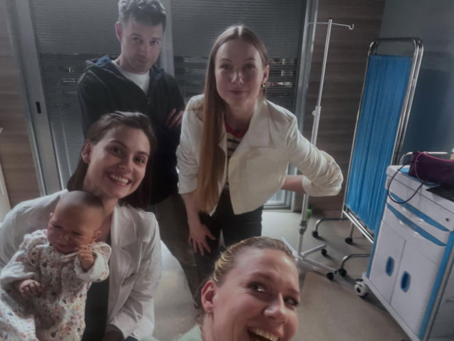 Na dobre i na złe nowy sezon. Blanka (Pola Gonciarz), Mario (Marcin Korcz), policjantka (Magdalena Wróbel), Wiktoria (Katarzyna Dąbrowska)