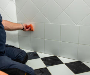 Jak poprawnie usunąć starą fugę i silikon oraz nałożyć nowy? Murator Remontuje