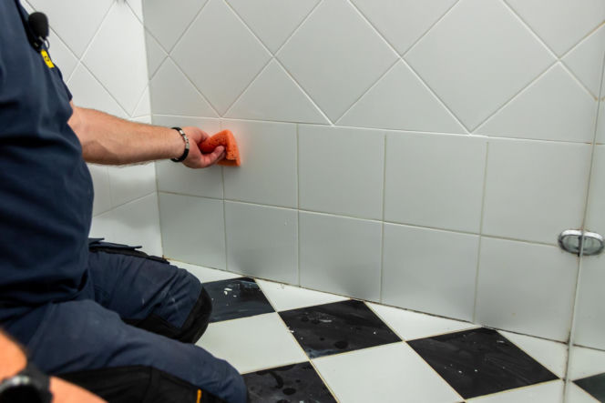 Jak poprawnie usunąć starą fugę i silikon oraz nałożyć nowy? Murator Remontuje