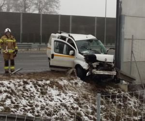 Wyleciał z drogi, huknął w bariery. Strażacy wycinali kierowcę na S8