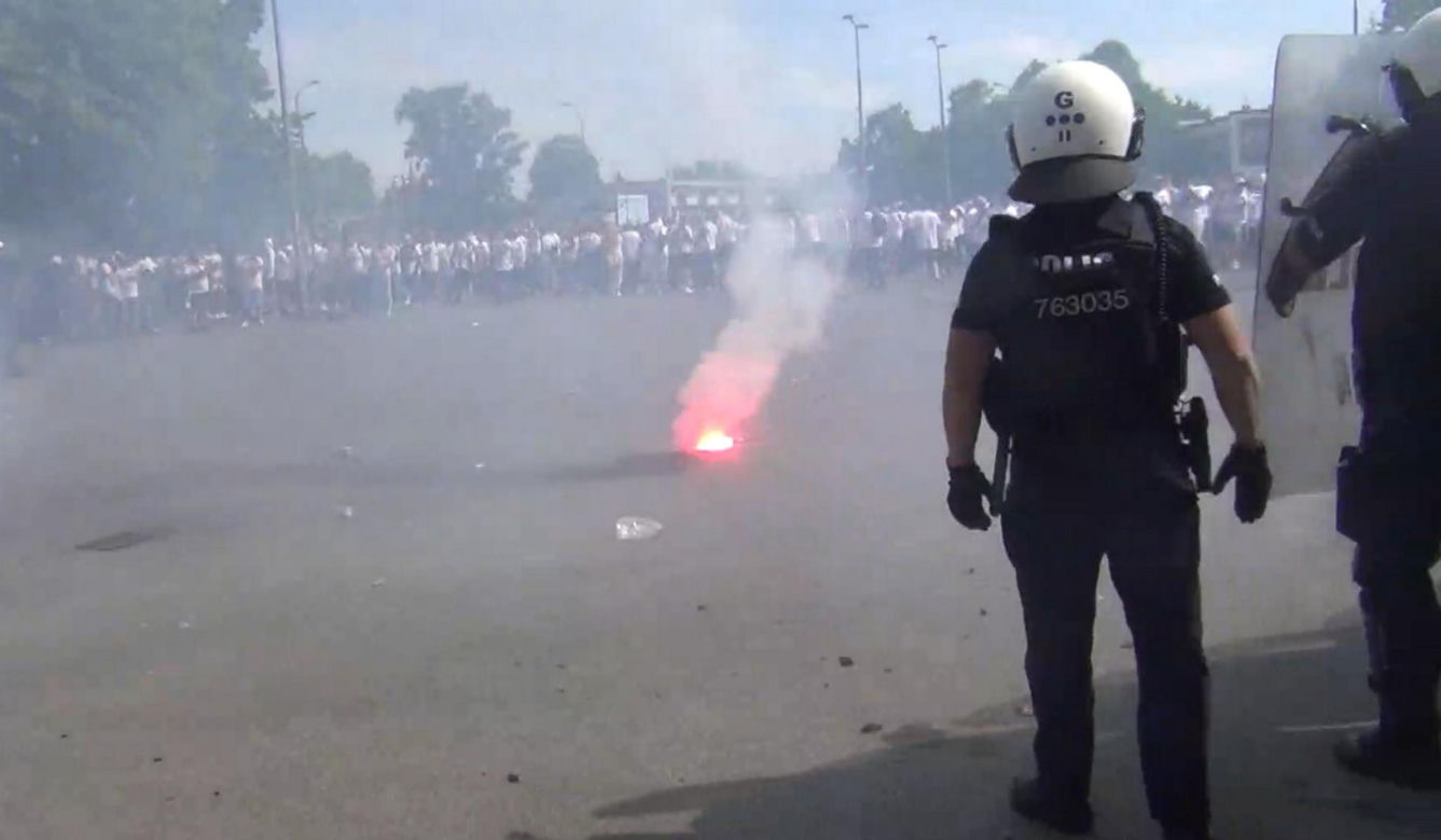 Służby opublikowały szokujące nagranie. Kibice rzucali w policjantów szklanymi butelkami. „Zatrzymali blisko 100 osób”.