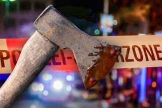 Mężczyzna z siekierą w głowie leżał na ulicy. Spacerowicz natknął się na makabryczny widok. Sprawcą brat?