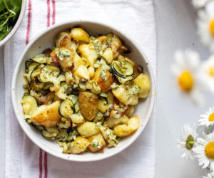 Sałatka z pieczonymi ziemniakami i sosem jogurtowo-musztardowym – prosta, ale uzależniająca
