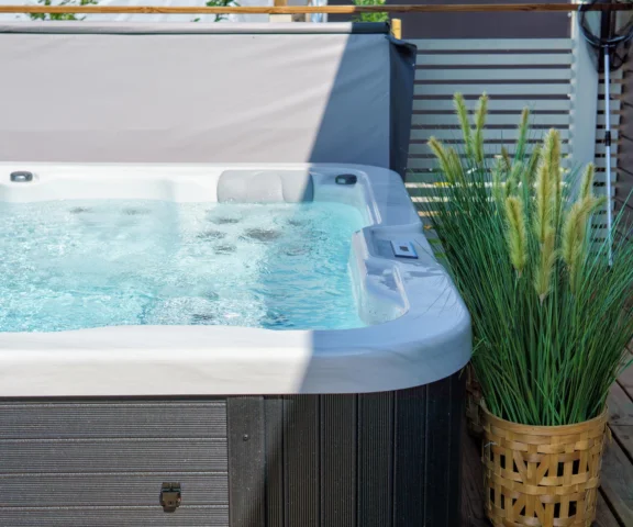 Małżeństwo zginęło w hotelowym jacuzzi. Martwych rodziców znalazły dzieci