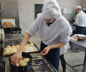 Tłusty czwartek w ZSGH w Grudziądzu. Uczniowie smażyli pączki i faworki