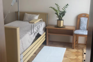 Doda urządziła rodzicom pokój na starość