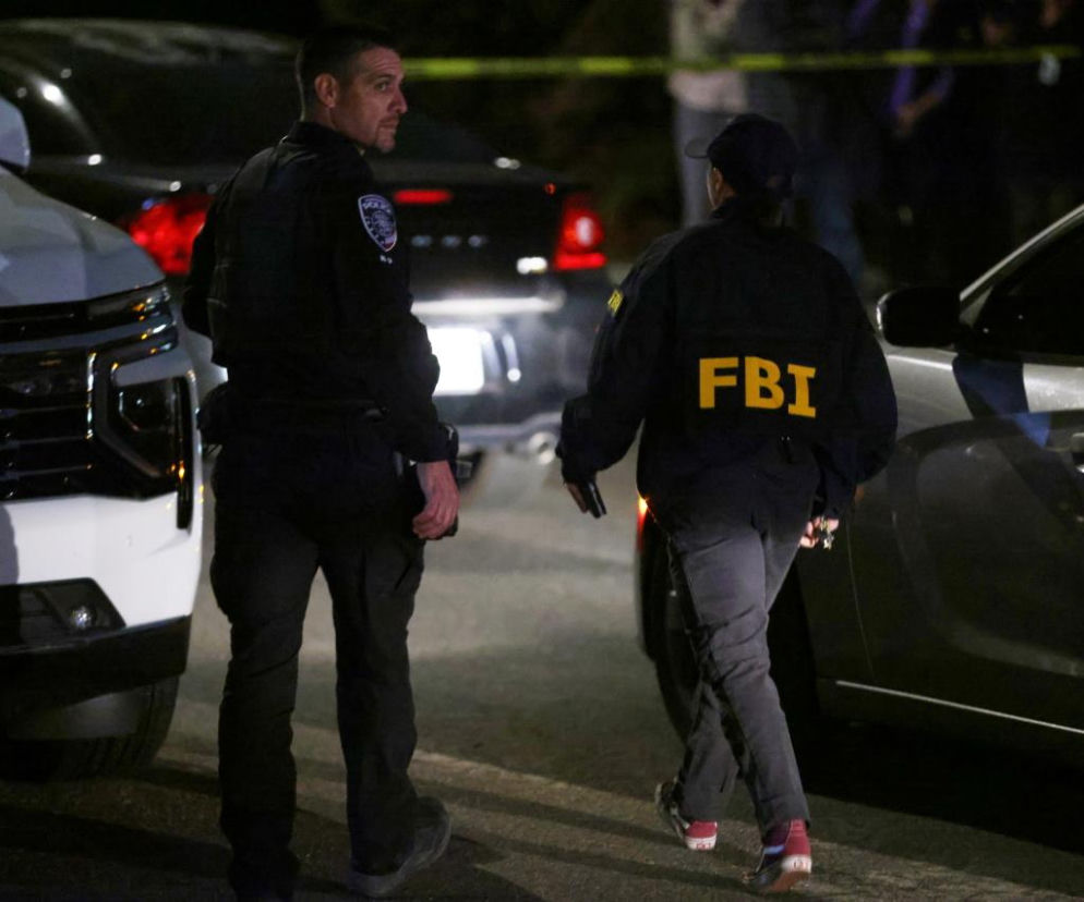 Policjant i agentka FBI na miejscu zdarzenia. O wyroku dla niedoszłego zamachowca przeczytasz na SE.