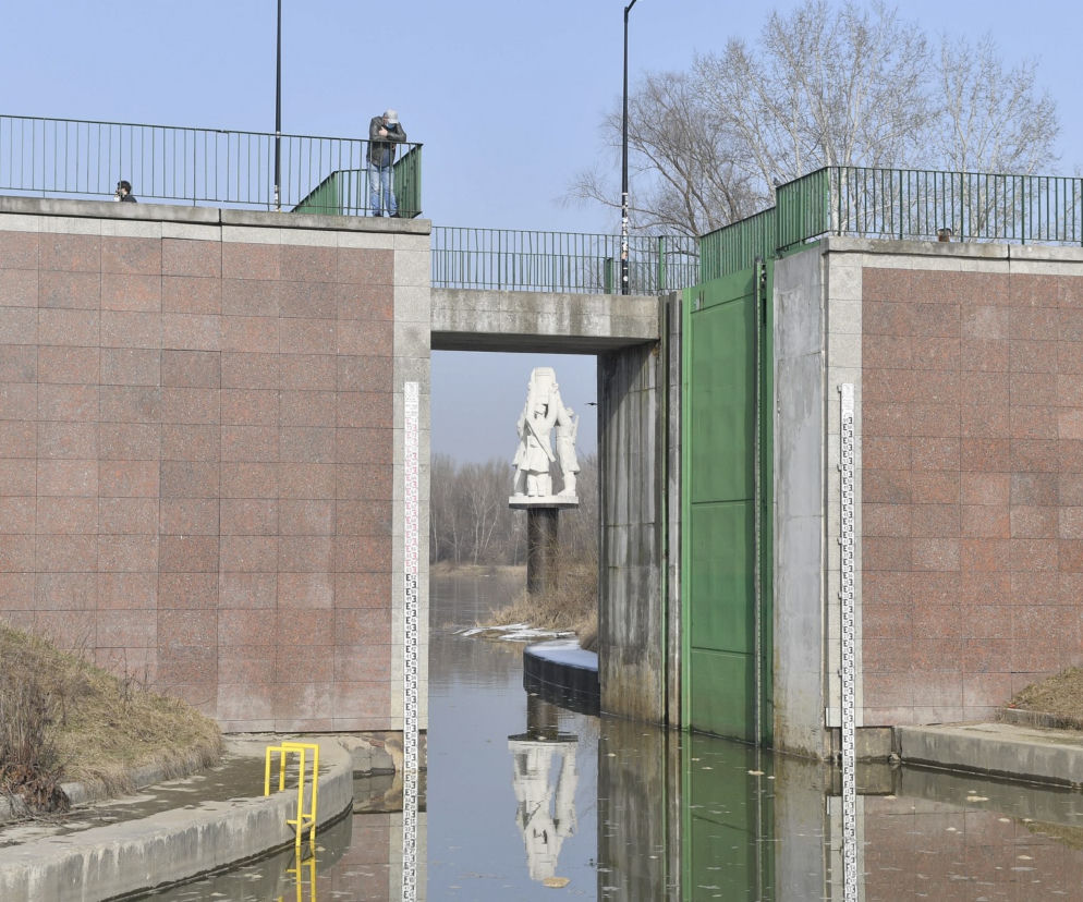 Makabryczny wypadek chwilę po poluzowaniu obostrzeń. Mężczyzna spadł ze skarpy i uderzył o barkę