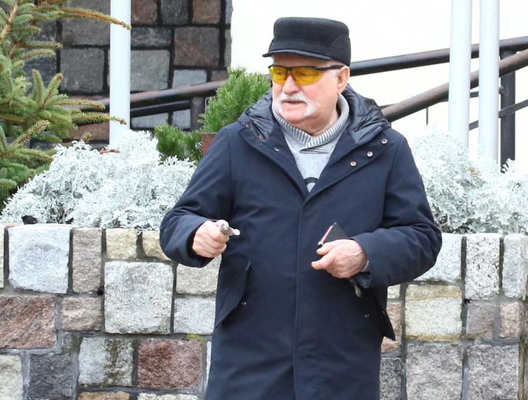 Wałęsa przed kościołem wsparł WOŚP