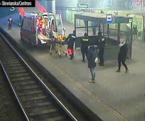 Poznań: NIEPRZYTOMNY mężczyzna na przystanku tramwajowym! Nie reagował na żadne bodźce