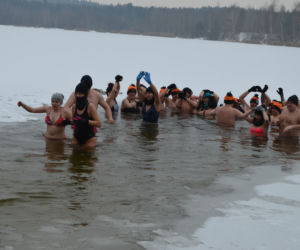 Morsowanie nasz nowy zimowy sport narodowy. Dziś na PIACHACH ponad setka morsów
