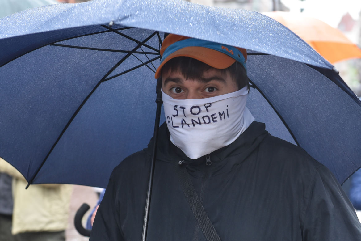 Tak wyglądał protest "Zakończyć plandemię" w Toruniu