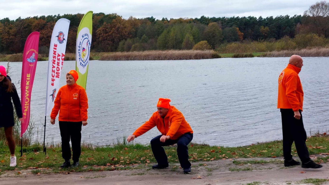 Zimna woda i intensywne opady śniegu. Morsy z woj. lubelskiego były zachwycone pogodą!