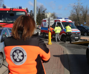 Zderzenie suzuki z karetką na sygnale na skrzyżowaniu Zamienieckiej z Ostrobramską