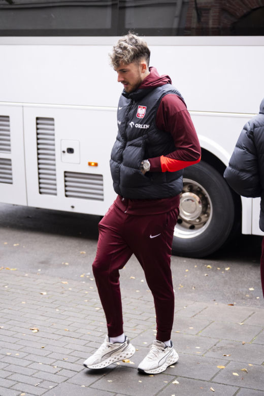 Reprezentacja zmokła na spacerze. Lewandowski się krył przed deszczem