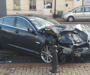 Jaguar staranował Skodę. Sprawca wypadku walczy o życie