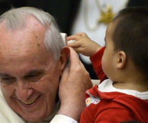 Chlopiec zdejmuje piuske Franciszkowi (1)