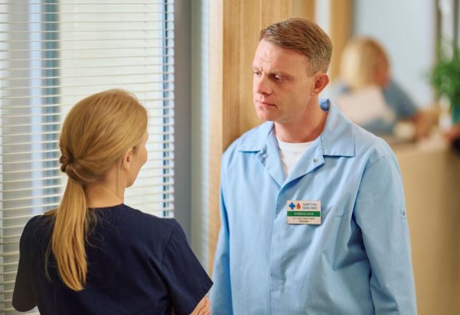 "Na Wspólnej", odcinek 4185: Cieślik zeznaje, że jest ofiarą podstępu. Czy ktoś uwierzy w jego słowa?