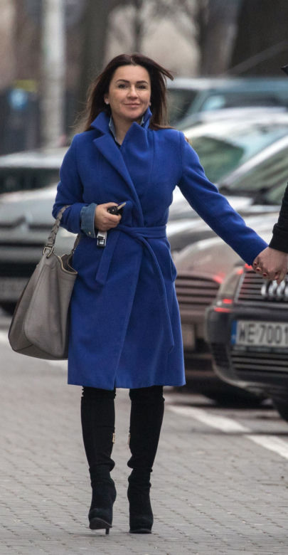 Beata Tadla z partnerem trzymają się za ręce. 