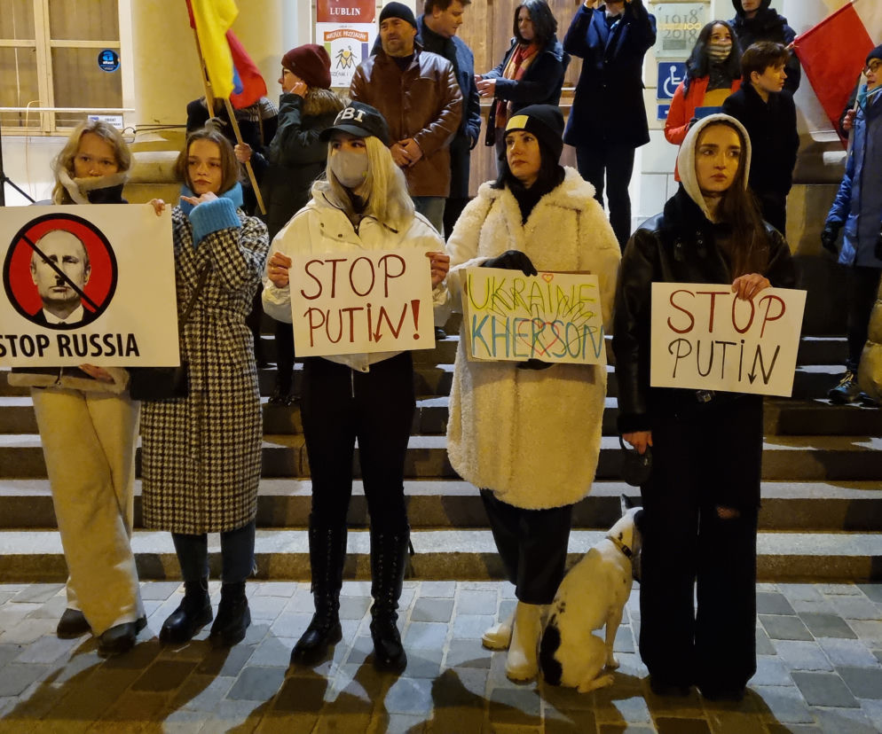 Uczestnicy protestu w Lublinie - solidarni z Ukrainą
