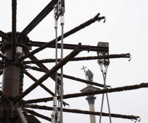 Świąteczna iluminacja coraz bliżej. Już montują bożonarodzeniowe światełka