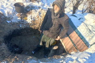 Jego domem jest dół wykopany nad Wisłą. 76-latek żyje tak już 15 lat!