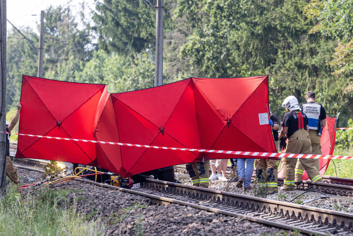 Osobówka wjechała pod pociąg w Wielkopolsce. Cztery osoby nie żyją!