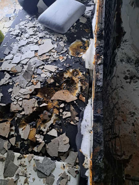 Policjanci uratowali seniorów z płonącego budynku