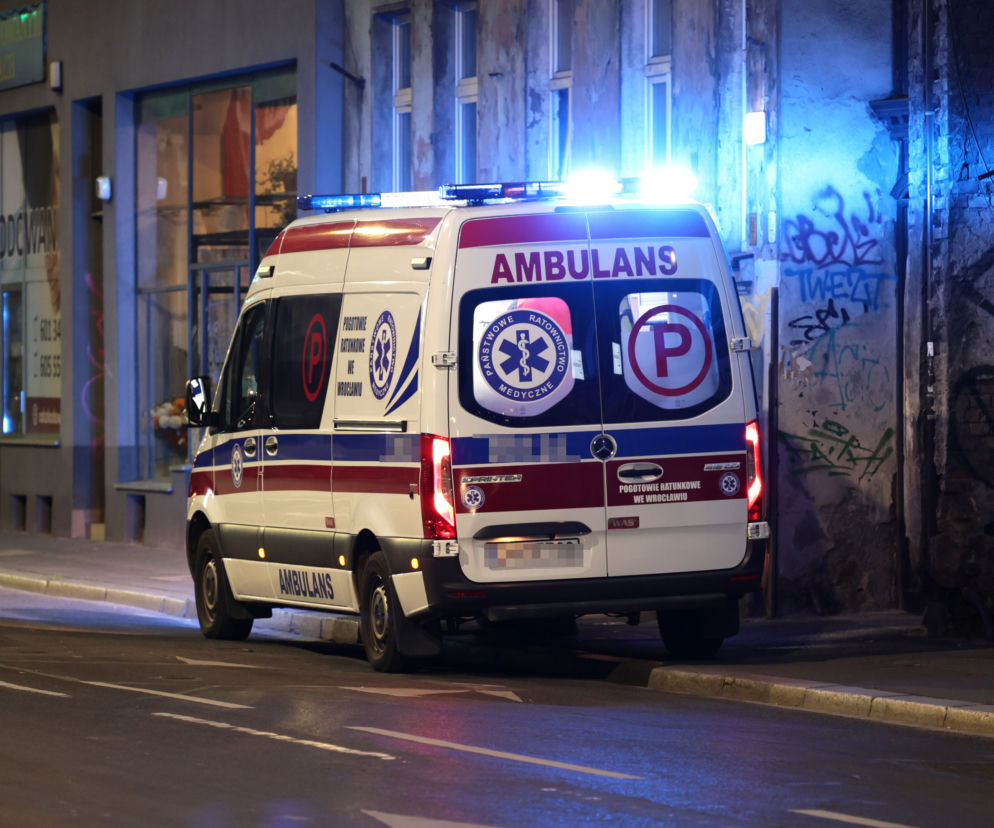 Umierał pod drzwiami swojego mieszkania. Dramatyczna walka o życie 65-latka