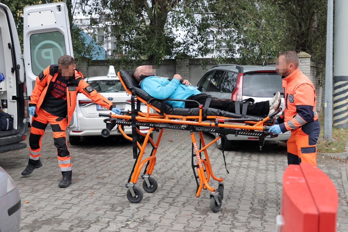 Interwencja Straży Miejskiej na Pradze-Południe. Funkcjonariusze profesjonalnie zajęli się osobą bezdomną, która potrzebowała pomocy