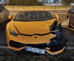 Kierowca luksusowego lamborghini porzucił auto po kolizji