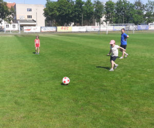 Treningi piłkarskie dla dziewczynek na stadionie