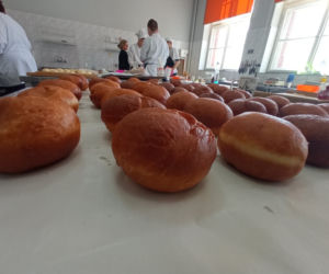 Warsztaty pieczenia pączków w grudziądzkim gastronomiku
