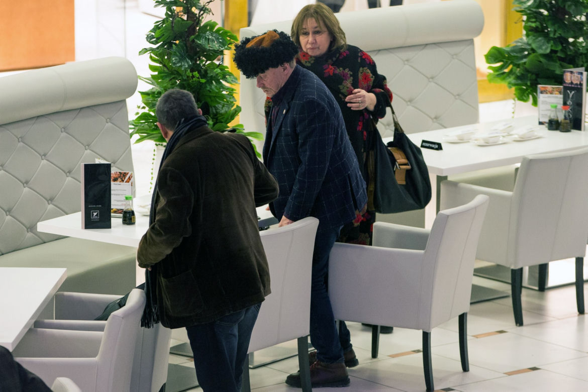 Daniel Olbrychski z żoną na Sushi, ona je on pije