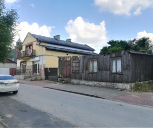 To jedno z najpiękniejszych miast w woj. łódzkim. Rośnie w nim dąb, pod którym miał odpoczywać Napoleon