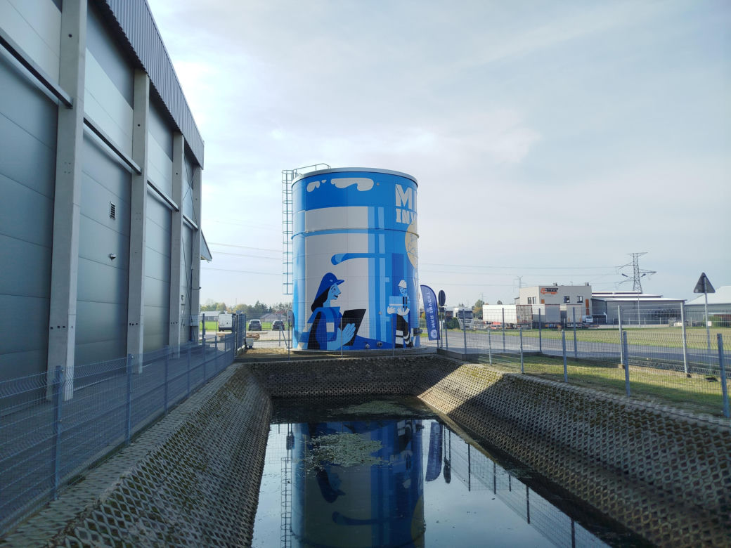 Powiat siedlecki: Nowy mural z wizerunkiem Atlasa „Jacka” powstał na zbiorniku przeciwpożarowym w Borkach Wyrkach przy trasie A2. Farba ma właściwości ekologiczne i oczyszcza powietrze