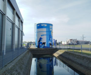 Powiat siedlecki: Nowy mural z wizerunkiem Atlasa „Jacka” powstał na zbiorniku przeciwpożarowym w Borkach Wyrkach przy trasie A2. Farba ma właściwości ekologiczne i oczyszcza powietrze