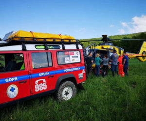 Paralotniarz utknął na drzewie - uratowali go ratownucy z Podhalańskiej grupy GOPR