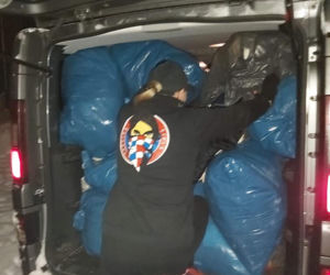 Nie mogą chodzić na mecze, ale wciąż zajmują się pomaganiem. Dziewczyny z Torcida Girls tym razem wsparły ogrzewalnę dla bezdomnych [ZDJĘCIA]