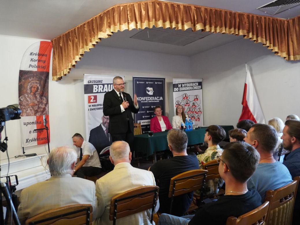 Tłumy na spotkaniu z Grzegorzem Braunem w Tarnowie. Mieszkańcy przynieśli gaśnice