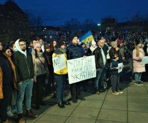 Manifestacja przeciwko wojnie na Ukrainie na placu Solidarności w Szczecinie