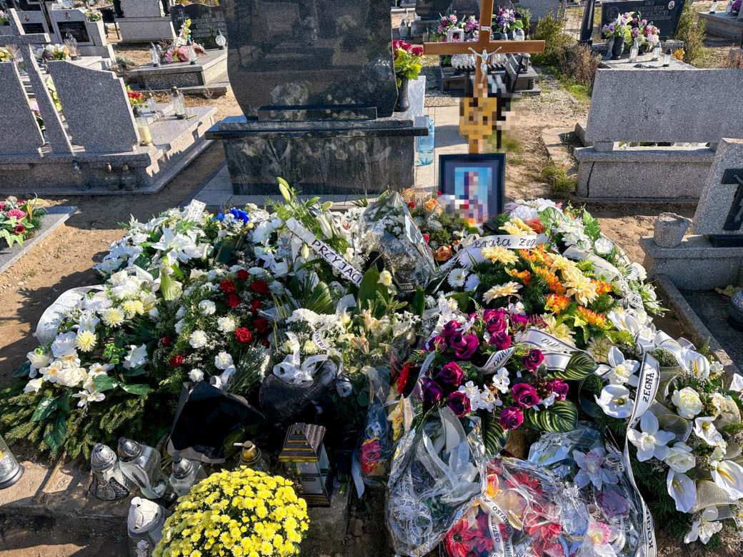 Dwóch przyjaciół roztrzaskało się na drzewie. Świętowali chwile przed tragedią