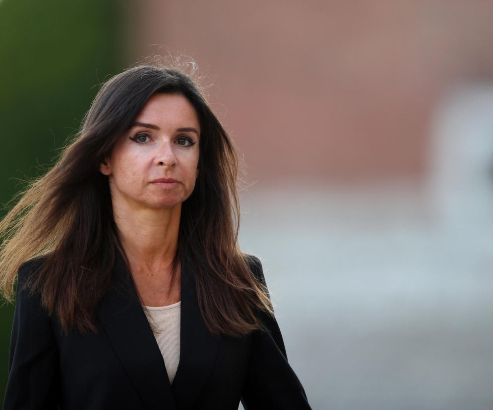 Marta Kaczyńska w czarnej marynarce i z rozwianymi włosami. O kulisach jej życia prywatnego przeczytasz na SE Polityka.