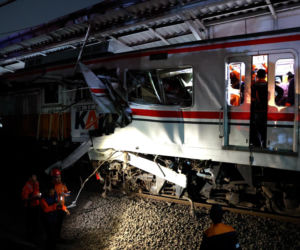 Tragiczne zderzenie pociągów. Ludzie uwięzieni w zmiażdżonych wagonach