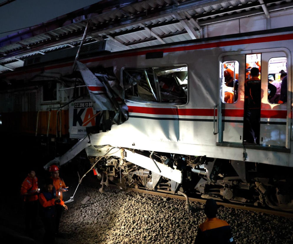 Tragiczne zderzenie pociągów. Ludzie uwięzieni w zmiażdżonych wagonach