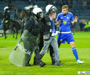 Chorzów: Zadyma na stadionie Ruchu. Kibole odpalili race i wdarli się na murawę [GALERIA]