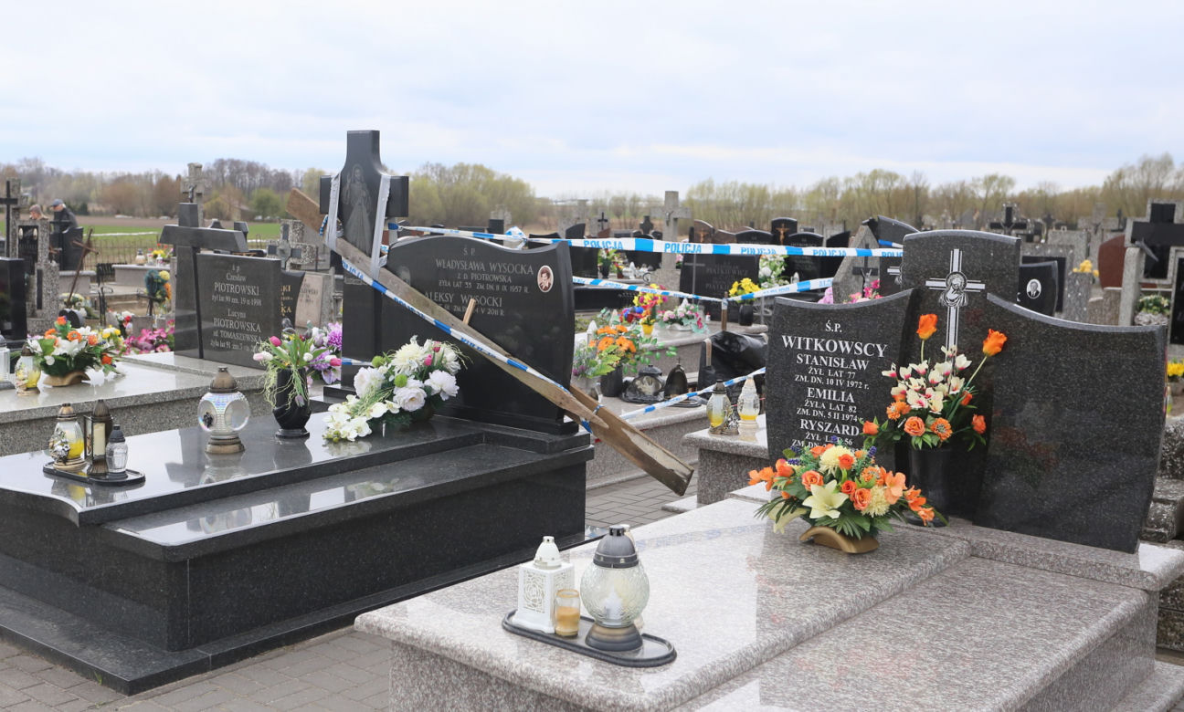 Płyta z nagrobka zabiła Milanka. Tragedia na cmentarzu. Pomnik zawalił się na 1,5 rocznego chłopca