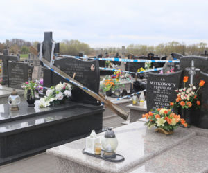 Płyta z nagrobka zabiła Milanka. Tragedia na cmentarzu. Pomnik zawalił się na 1,5 rocznego chłopca